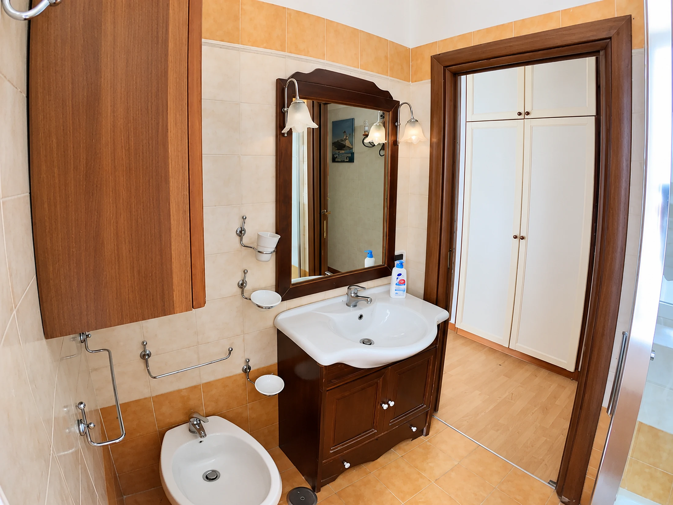 Salle de bain avec lavabo, miroir et bidet