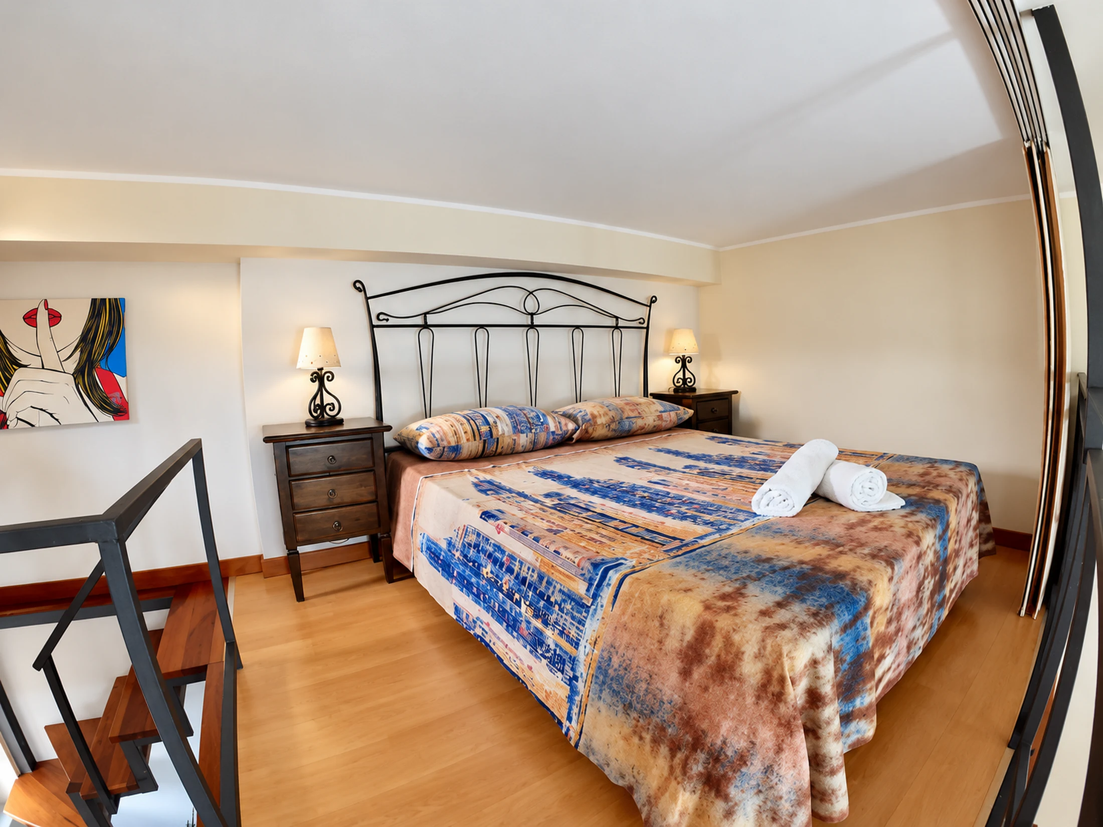 Chambre sur la mezzanine avec lit double en fer forgé