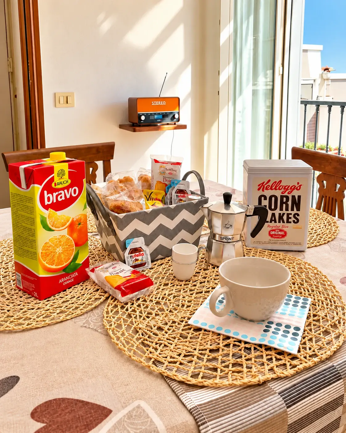 Petit-déjeuner de bienvenue sur la table de la cuisine