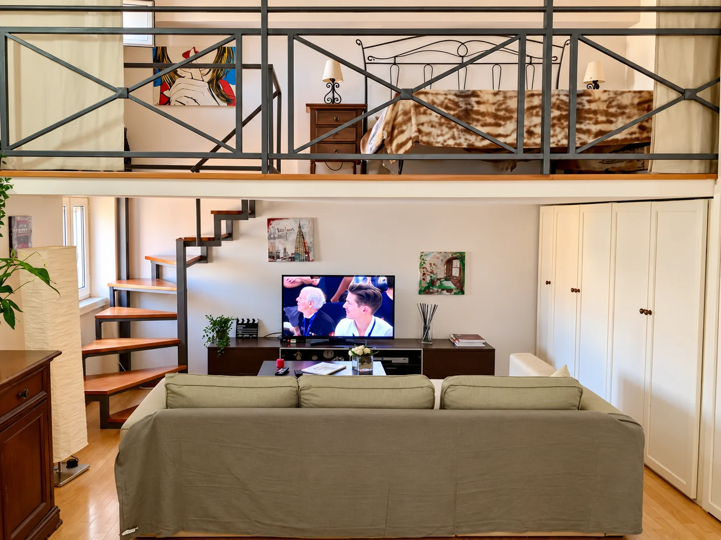 Salon avec canapé-lit et TV, et la chambre sur la mezzanine