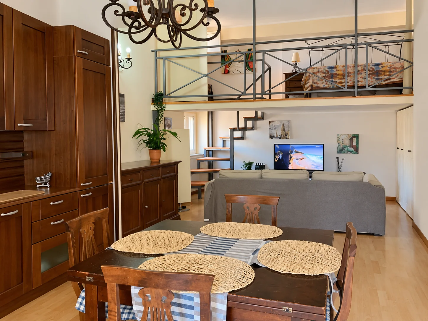 Table à manger dans le salon, avec le canapé et la mezzanine au fond