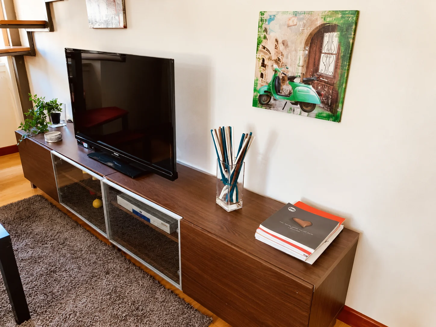 Meuble du salon avec téléviseur à écran plat